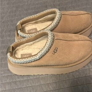 UGG Women's Tan and Cream Platform Slippers